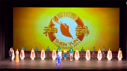 '图4:二零二二年二月十二日,神韵北美艺术团在伯明翰BJCC音乐厅(BJCC Concert Hall)的两场演出。图为演出结束时,演员谢幕时为观众表演在演出中的高难度舞蹈技巧动作。(新唐人电视截图)'