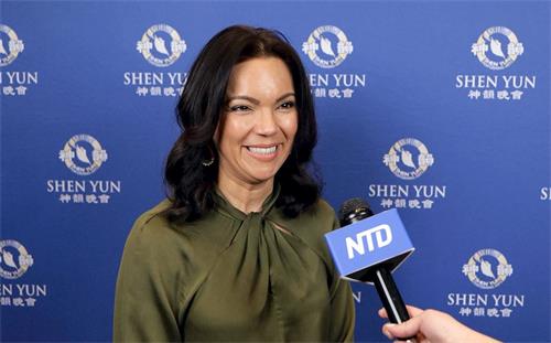 '图10:埃斯特拉⋅埃尔南德斯(Estela Hernandez)表示,观看神韵,感悟到人生意义。(新唐人电视台)'