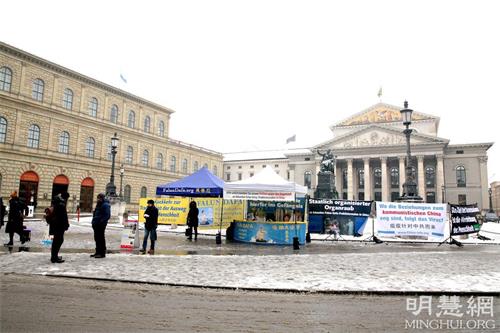 '图8：二零二二年一月二十二日，法轮功学员冒着严寒在慕尼黑王宫和国际歌剧院前举办讲真相活动。'