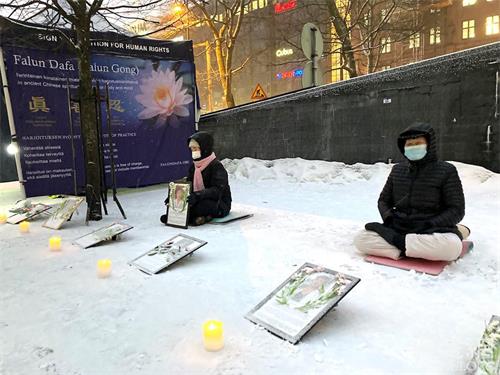 '图1：芬兰法轮功学员举行反迫害讲真相活动'