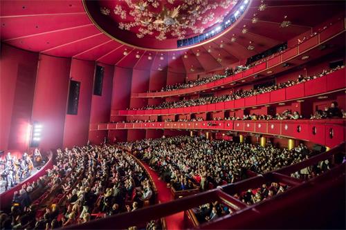 '图1：二零二二年二月十五日至二十日，神韵纽约艺术团在华盛顿DC肯尼迪艺术中心歌剧院上演了八场演出。最后四场演出票房爆满。图为二十日最后一场演出结束时，神韵艺术家们向观众谢幕，观众们热烈鼓掌向演员致意。（大纪元）'