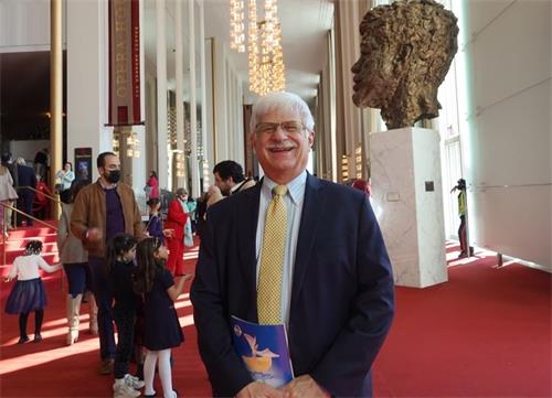 '图11：二月十九日下午，前美国国务院助理国务卿罗伯特·德斯特罗（Robert A. Destro）观赏神韵纽约艺术团今年在华盛顿DC的第六场演出。'