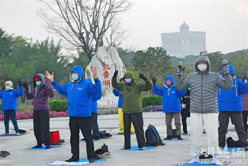'图1～3：二零二二年二月六日，嘉义法轮功学员在香湖公园门口广场晨炼，传播法轮功的美好。'