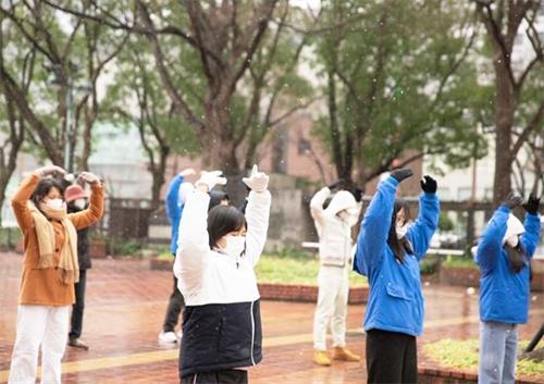 '图1～4：二零二二年二月六日（星期日），日本中部地区法轮功学员在名古屋市（Nagoya-City）最繁华地段——荣（Sakae）的喷水附近炼功时的情景。'