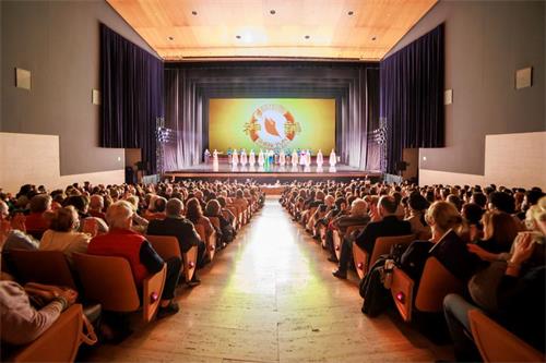 '图1：二零二二年一月三十日至二月二日晚，美国神韵环球艺术团跨年演出，在西班牙圣库加特剧院（Teatre Auditori Sant Cugat）上演四场演出。图为二月二日晚演出，票房爆满，观众反响热烈。（大纪元）'
