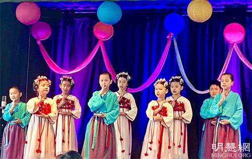 图5：穿着华丽的汉朝服饰的儿童合唱团，演唱了《小弟子修炼大法》。歌曲讲述了孩子们如何实践真、善、忍原则的日常旅程