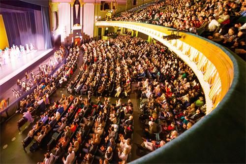 图3：二零二二年三月十三日下午，美国神韵世界艺术团在英国伦敦汉默史密斯阿波罗剧院（London Eventim Apollo）上演了今年在这里共十五场演出的最后一场演出，票房再次爆满。（大纪元）