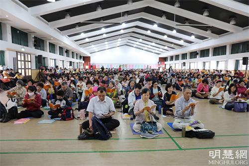 图1：二零二二年三月二十日在台中大甲区致用高中举行台湾中区一日学法交流会，大家各自交流比学比修的体悟或参加讲<span class='voca' kid='62'><span class='voca' kid='62'>真相</span></span>的心得