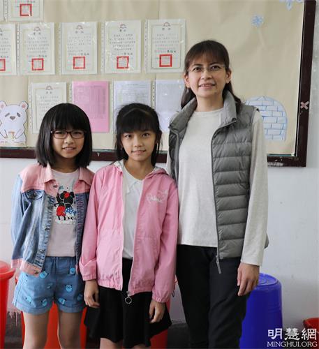 图4：李昀臻和双胞女儿合照，中间是陈韦杉