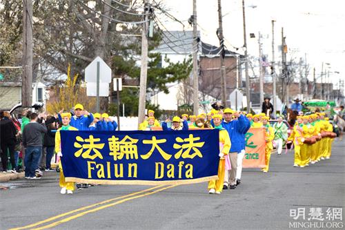 图1：三月二十六日，新泽西州海滨小城肯斯堡（Keansburgh）举行了年度圣派翠克节（St. Patrick’s Day）游行。法轮功学员的腰鼓队、炼功队和莲花队是唯一的华人团体。