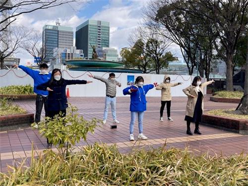 '图1～2：二零二二年三月六日（星期日），日本中部地区法轮功学员在名古屋市（Nagoya-City）最繁华地段——荣（Sakae）的喷水附近炼功，传播法轮功的真相。'