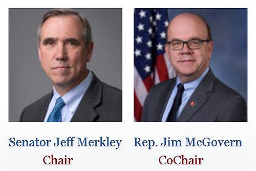 图：美国国会及行政当局中国委员会主席、联邦参议员默克利（左），和委员会联合主席、国会众议员吉姆·麦克高文