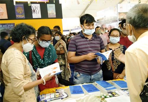 圖1：二零二二年三月加爾各答書博會（Kolkata Book Fair）上「法輪大法」的展位