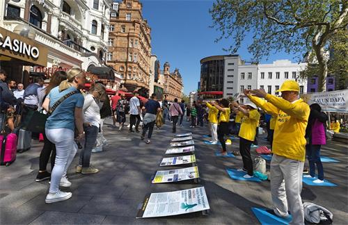 图1～3：二零二二年四月十六日，英国法轮功学员在伦敦圣马丁广场展示功法，传播法轮功的真相。