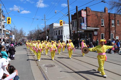 图1～7：由法轮大法学员组成的天国乐团、炼功队和腰鼓队参加二零二二年四月十七日的多伦多复活节游行。