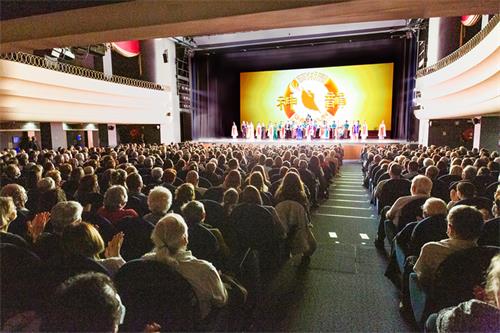 图1：神韵纽约艺术团从二零二二年四月十三日至十七日在法国鲁贝市Le Colisée剧场（Le Colisée de Roubaix）演出六场。图为十七日下午最后一场演出，观众继续爆满。（大纪元）