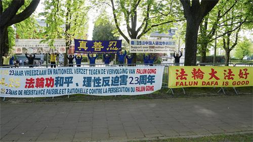 图1～3：二零二二年四月二十日，比利时法轮功学员在中使馆前，以集体炼功的和平反迫害活动形式，纪念四二五和平上访二十三周年。