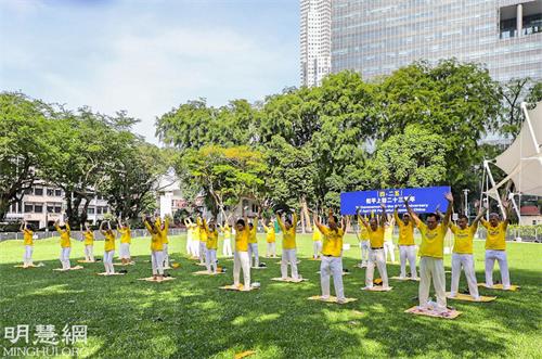 图1：二零二二年四月二十二日下午，新加坡法轮功学员在芳林公园举办活动，纪念“四‧二五”和平上访二十三周年。图为学员们在集体炼功。
