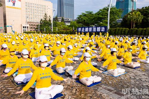 图1～3：法轮功学员齐聚台北市政府广场前，举办纪念“四‧二五”万人和平上访二十三周年。图为法轮功学员集体大炼功。