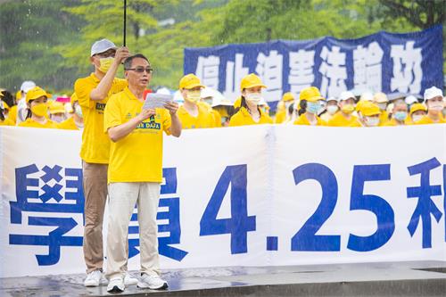 图5：台湾法轮大法学会理事长萧松山邀请各界人士支持善良、谴责暴政。