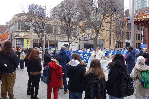 图4～6：二零二二年四月二十四日，加拿大魁北克部分法轮功学员在蒙特利尔唐人街，集会纪念“四·二五”和平上访二十三周年。民众前来了解真相。