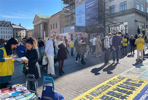 图2：丹麦法轮功学员在哥本哈根市中心老广场（Gammel Torv）受到民众关注