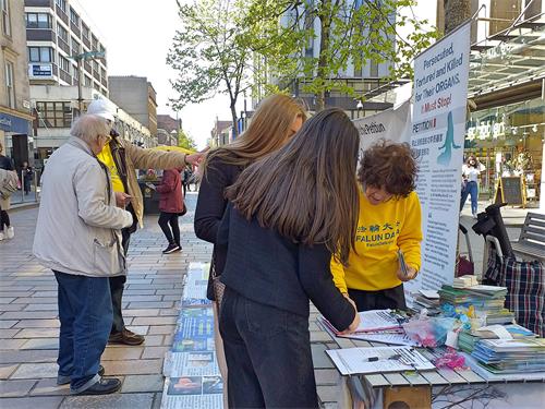 图1：二零二二年四月二十三日，法轮功学员来到苏格兰最大的城市格拉斯哥，举办活动，向世人讲明法轮功真相。