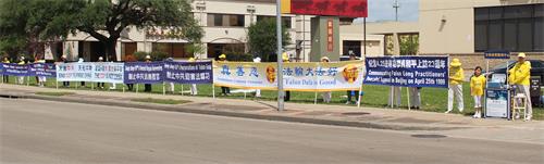 图1：休士顿法轮功学员在中国城传递真相