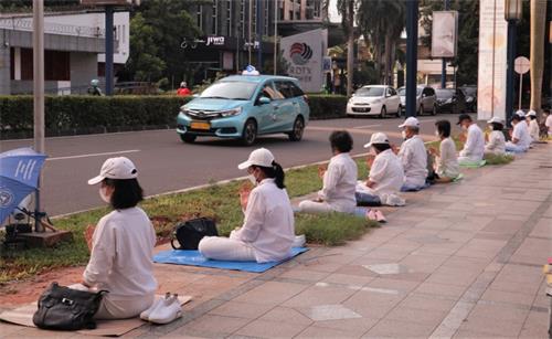 图1：法轮功学员在中国驻雅加达大使馆对面打坐，呼吁停止对法轮功的迫害