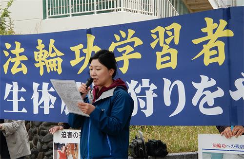图2～5：二零二二年四月二十三日，日本熊本地区法轮功学员在九州地区中领馆前展示真相横幅，呼吁停止迫害。