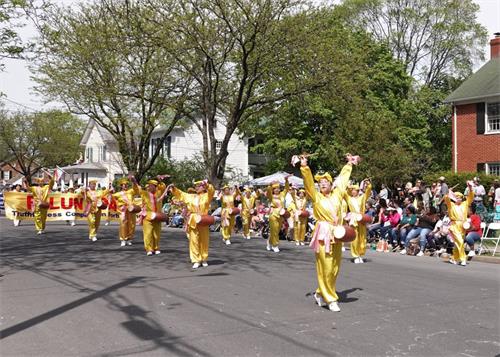 '图1~4：二零二二年四月三十日，法轮功学员应邀参加美国弗吉尼亚州温彻斯特市一年一度的苹果花节（The Shenandoah Apple Blossom Festival）游行。'