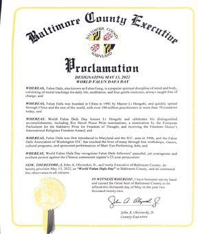 '图：马里兰州巴尔的摩郡郡长小约翰·奥尔泽沃斯基（John A. Olszewski，Jr.）颁发褒奖令，定“二零二二年五月十三日”为巴尔的摩郡“世界法轮大法日”。'