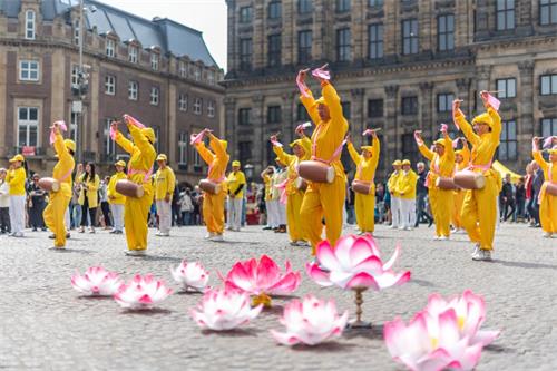 '图1~3：二零二二年五月七日，荷兰法轮功学员在首都阿姆斯特丹市中心举行集会和游行，庆祝法轮大法洪传世界三十周年。'