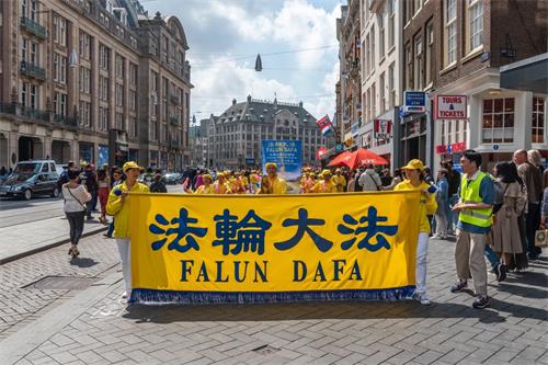 '图7：二零二二年五月七日，荷兰法轮功学员在首都阿姆斯特丹市中心举行集会和游行，庆祝法轮大法洪传世界三十周年。'