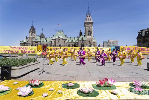 图1-6：2022年5月10日，来自加拿大东部部分法轮功学员数百人汇聚在首都渥太华国会山前，庆祝法轮大法洪传三十周年。