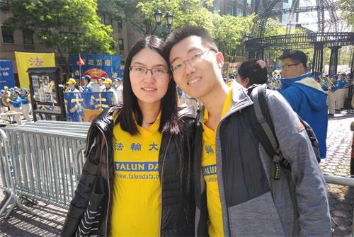 '图4：堪培拉学员凯文（Calvin Zhang）和妻子在法轮功集会活动时留影。'