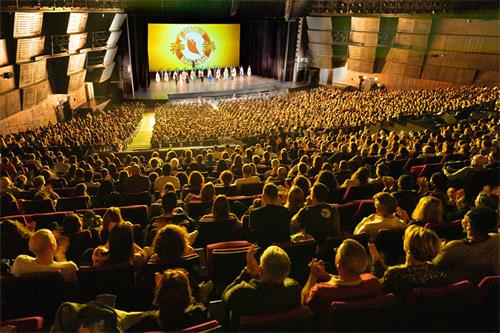 图1：二零二二年五月七日晚，神韵纽约艺术团在巴黎国际会议中心进行了第四场演出，全场爆满。（大纪元）