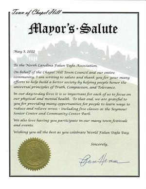 图4：教堂山市长帕姆·海明格发贺信，庆祝世界法轮大法日。