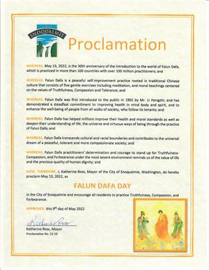 图：华盛顿州斯诺阔米市今年新上任的市长凯瑟琳·罗斯向法轮大法颁发褒奖，定二零二二年五月十三日为“法轮大法日”。