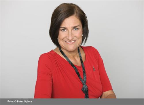 '图2：奥地利国会议员佩特拉·巴伊尔（Petra Bayr）。'