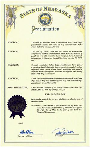 图：内布拉斯加州州长颁发褒奖，宣布二零二二年五月十三日为内布拉斯加州“法轮大法日”