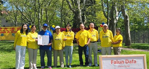 图1：匹兹堡市长办公室社区顾问埃尔（Melvin Hubbard El）（左三），将匹兹堡市长颁发的法轮大法褒奖状，交给法轮功学员。