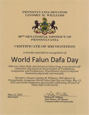图5：宾州参议员Lindsey Williams颁发世界法轮大法日表彰证书