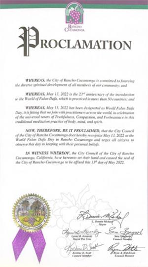 图8：库卡蒙格牧场市（Rancho Cucamonga）全体市政府官员颁发褒奖，祝贺世界法轮大法日。