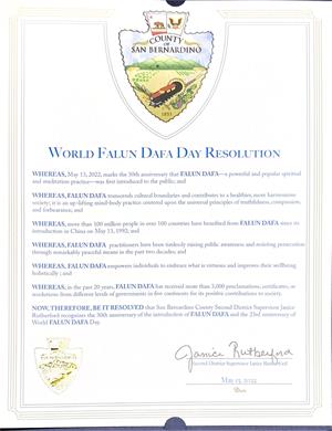 图9：圣贝尔纳迪诺县政委员珍妮丝·卢瑟福（Janice Rutherford）祝贺世界法轮大法日。