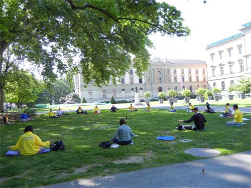 '图1：二零二二年五月十四日，瑞士法语区的部分法轮功学员在日内瓦的公园展示法轮功功法。'