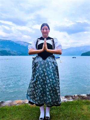 图3：二零二二年五月十三日，西蒙娜身着瑞士传统节庆服装，感恩师尊将大法，将希望传于世间