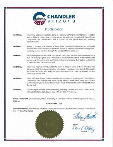 '图1：美国亚利桑那州钱德勒（Chandler）市市长凯文•哈特克（Kevin Hartke）颁发褒奖，宣布二零二二年五月十三日为“法轮大法日”。'