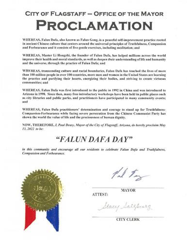 '图2：旗杆（Flagstaff）市市长保罗•迪西（Paul Deasy）颁发褒奖，宣布二零二二年五月十三日为“法轮大法日”。并说：鼓励所有的市民祝贺法轮大法和真、善、忍 。'