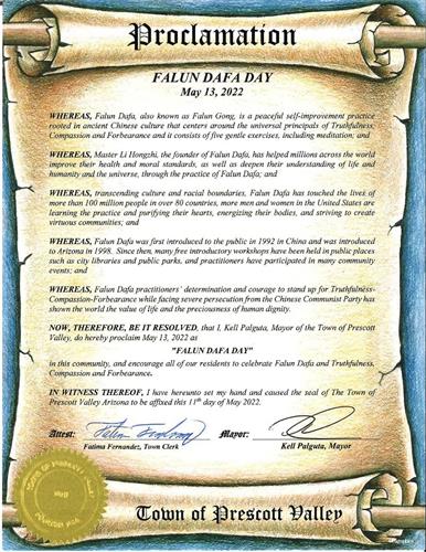'图3：普雷斯科特谷（Prescott Valley） 镇镇长凯尔•帕尔古塔（Kell Palguta ）颁发褒奖，宣布二零二二年五月十三日为“法轮大法日”。'